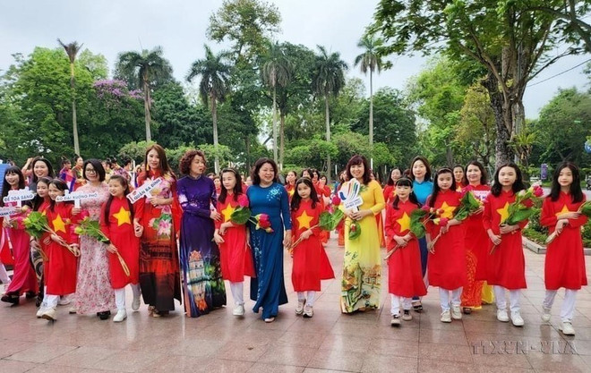 Ngày hội Áo dài xuống phố của Hội Liên hiệp phụ nữ quận Ba Đình (Hà Nội). (Nguồn: TTXVN) UNDP sẵn sàng hỗ trợ Việt Nam thực hiện các mục tiêu về bình đẳng giới ảnh 2
