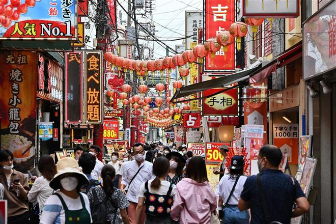 Trên một đường phố ở Yokohama, tỉnh Kanagawa, Nhật Bản. (Ảnh: AFP/TTXVN) Ngành du lịch Nhật Bản bắt đầu xuất hiện tín hiệu khởi sắc trở lại ảnh 1