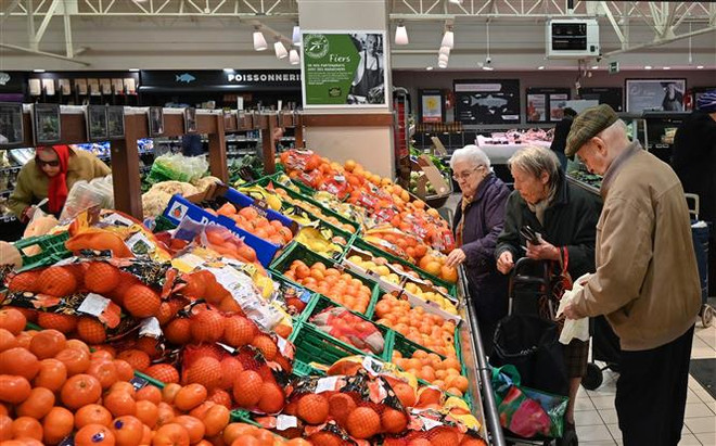 Người dân mua thực phẩm tại siêu thị ở Saint-Etienne, Pháp. (Ảnh: AFP/TTXVN) Pháp: Lạm phát trong tháng 10 tăng mạnh nhất kể từ năm 1985 ảnh 1