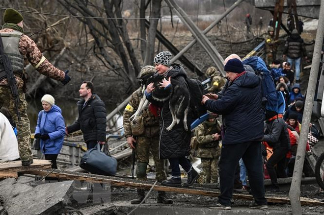 Người dân sơ tán khỏi thành phố Irpin, tây bắc Kiev, Ukraine. (Ảnh: AFP/TTXVN) LHQ cảnh báo số người rời bỏ nhà cửa do xung đột ở Ukraine gia tăng ảnh 1