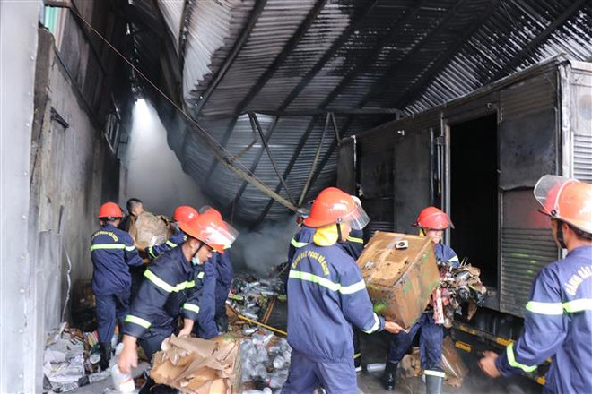 Huy động hàng trăm người chữa cháy kho hàng ở Buôn Ma Thuột ảnh 1