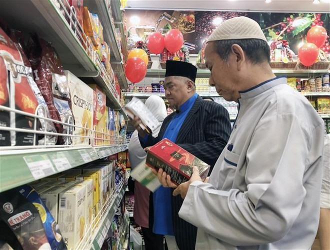 Người dân theo đạo Hồi tham quan, mua sắm tại cửa hàng thực phẩm Halal tại Thành phố Hồ Chí Minh. (Ảnh minh họa: Mỹ Phương/TTXVN) Thương vụ Việt Nam ở Indonesia hỗ trợ DN xin chứng nhận Halal ảnh 1
