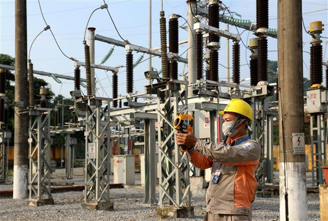 Công nhân Công ty Điện lực Hòa Bình kiểm tra vận hành trạm biến áp 110kV Hòa Bình. (Ảnh: Huy Hùng/TTXVN) Tháo gỡ vướng mắc, đẩy nhanh tiến độ sắp xếp doanh nghiệp nhà nước ảnh 2