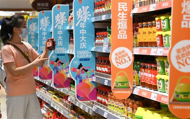 Người dân chọn mua hàng tại một siêu thị ở tỉnh Hà Bắc, Trung Quốc ngày 9/7/2022. (Ảnh: THX/TTXVN) S&P: Châu Á-TBD sẽ dẫn dắt tăng trưởng kinh tế toàn cầu năm 2023 ảnh 1