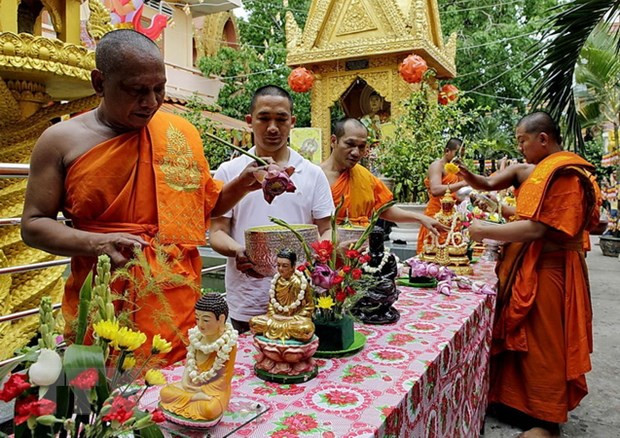 Lễ Chol Chnam Thmay là lễ Tết lớn nhất của người Khmer, diễn ra 3 ngày liên tiếp tính theo lịch cổ truyền của dân tộc Khmer tức là vào đầu tháng Chét của người Khmer. (Ảnh: Thế Anh/TTXVN) Phát huy các giá trị văn hóa dân tộc Khmer trong thu hút du lịch ảnh 1