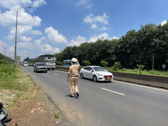 Khởi tố nhóm bảo kê cho xe quá tải qua Trạm Cảnh sát Suối Tre ảnh 1