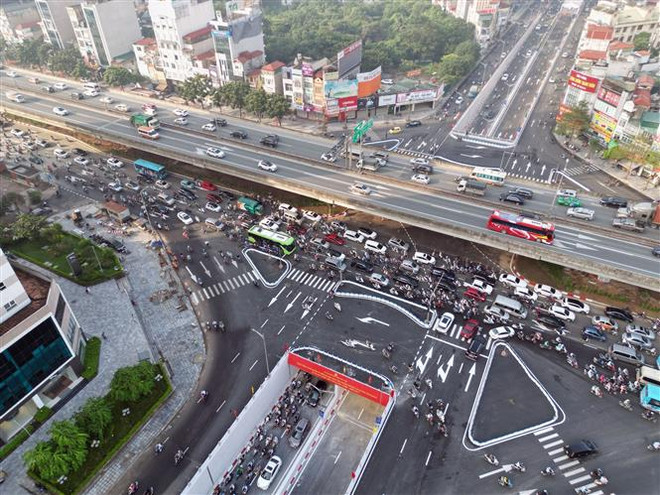 Cần tổ chức, điều tiết lại giao thông ở khu vực hầm chui Lê Văn Lương ảnh 1