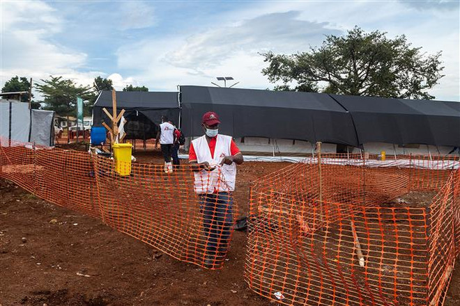 Nhân viên y tế làm việc tại khu vực cách ly dành cho bệnh nhân Ebola ở Mubende, Uganda, ngày 24/9/2022. (Ảnh: AFP/TTXVN) Bộ Y tế Uganda tiếp tục xác nhận các ca tử vong do Ebola ảnh 1