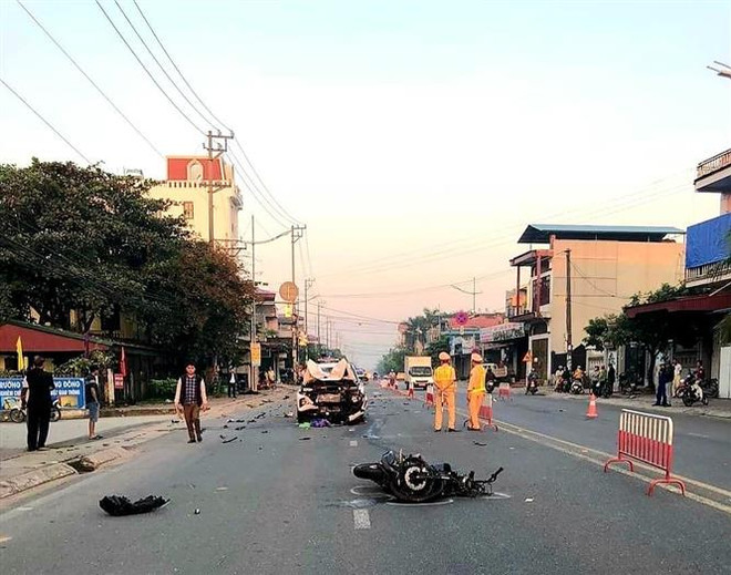 Hiện trường vụ tai nạn giao thông. (Ảnh: TTXVN phát) Quảng Ninh: Va chạm giữa ôtô con và xe máy, 2 người tử vong tại chỗ ảnh 1