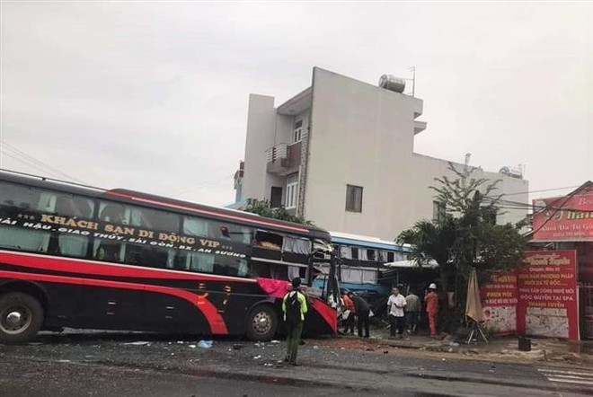Phú Yên: Hai ôtô khách va chạm, một xe đâm vào nhà dân ảnh 1