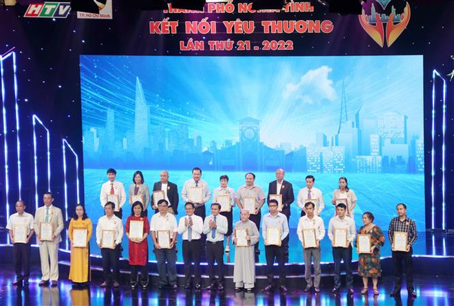 Ban Tổ chức tri ân các đơn vị, tổ chức, doanh nghiệp, cá nhân tích cực ủng hộ Quỹ “Vì người nghèo.” (Ảnh: Thu Hương/TTXVN) Hơn 40 tỷ đồng ủng hộ Quỹ 'Vì người nghèo' Thành phố Hồ Chí Minh ảnh 1