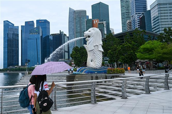Người dân di chuyển tại Vịnh Marina, Singapore. (Ảnh: AFP/TTXVN) Đưa sản phẩm Việt Nam đến với người tiêu dùng Singapore ảnh 1