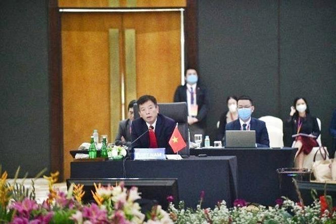 Đại sứ Vũ Hồ, Quyền Trưởng SOM ASEAN phát biểu. (Ảnh: TTXVN phát) Việt Nam nhấn mạnh tầm quan trọng việc duy trì tính toàn vẹn của ASEAN ảnh 1