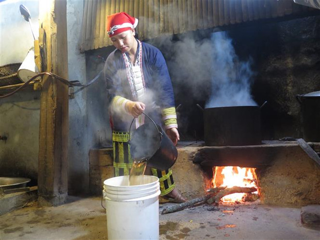 Tắm lá thuốc của đồng bào Dao đỏ - điểm nhấn du lịch Lào Cai ảnh 1