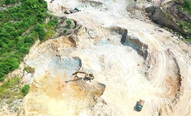 Kiến nghị tạm đình chỉ hoạt động khai thác tại mỏ đất Dông Cây Dừa ảnh 1