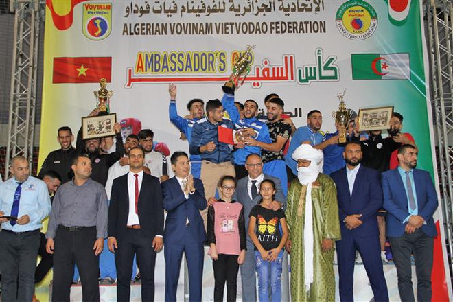 Đại sứ Việt Nam tại Algeria Nguyễn Thành Vinh trao giải và cúp cho các đội giành thành tích nhất, nhì, ba chung cuộc. (Ảnh: Trung Khánh/TTXVN) Việt Võ Đạo - cầu nối văn hóa giữa hai nước Việt Nam và Algeria ảnh 1