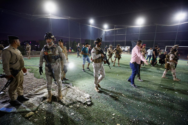 Lực lượng an ninh Iraq kiểm tra hiện trường vụ nổ. (Nguồn: Reuters) Nhiều cầu thủ bóng đá thương vong trong một vụ nổ ở Iraq ảnh 1