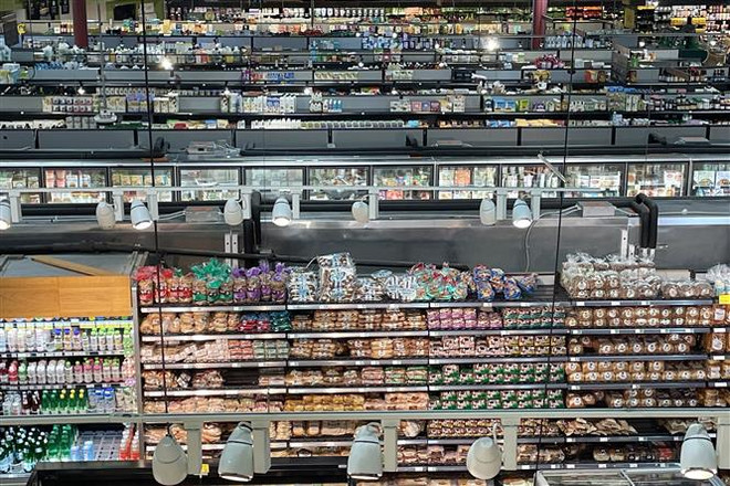 Một chợ thực phẩm ở Arlington, bang Virginia, Mỹ. (Ảnh: THX/TTXVN) JPMorgan: Kinh tế toàn cầu có thể rơi vào suy thoái vào giữa năm tới ảnh 1