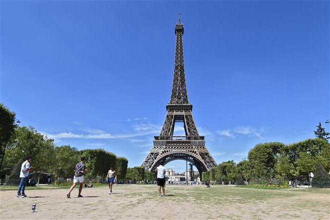 Pháp dừng các dự án xây dựng tòa nhà gần chân tháp Eiffel ảnh 1