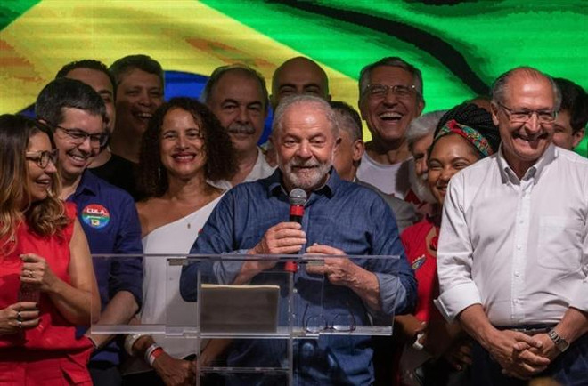 Ứng viên Tổng thống Brazil Luiz Inácio Lula da Silva (giữa) mừng chiến thắng sau khi kết quả bầu cử Tổng thống được công bố, trong cuộc họp báo tại Sao Paulo, tối 30/10/2022. (Ảnh: The New York Times/TTXVN) Sự trở lại của ông Lula da Silva mang nhiều kỳ vọng cho Brazil ảnh 1