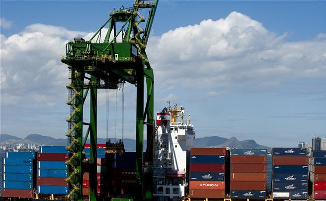 Container hàng hóa chờ được bốc dỡ tại cảng Rio de Janeiro, Brazil. (Ảnh: AFP/TTXVN) Sự trở lại của ông Lula da Silva mang nhiều kỳ vọng cho Brazil ảnh 2