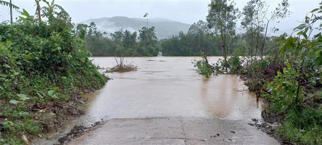 Quảng Nam: Mưa lớn kéo dài, 2 người mất tích khi bơi qua sông ảnh 1