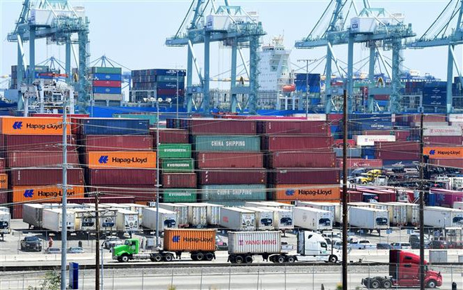 Container hàng hóa tại cảng Long Beach, bang California (Mỹ). (Ảnh: AFP/TTXVN) Truyền thông Mỹ nêu khả năng nền kinh tế Mỹ suy thoái trong năm tới ảnh 1