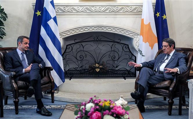 Thủ tướng Hy Lạp Kyriakos Mitsotakis (trái) tại cuộc gặp với Tổng thống Cộng hòa Cyprus Nicos Anastasiades ở Nicosia, ngày 17/6/2022. (Ảnh: AFP/TTXVN) Hy Lạp khẳng định cần duy trì kênh liên lạc mở với Thổ Nhĩ Kỳ ảnh 1