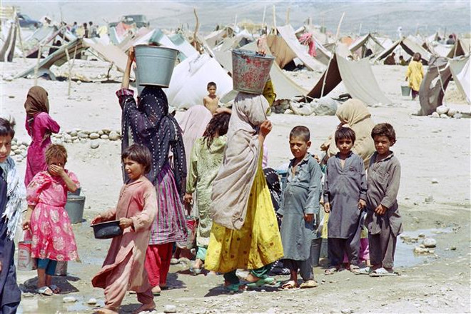 Phụ nữ và trẻ em tại một trại tị nạn ở Jalalabad, Afghanistan. (Ảnh: AFP/TTXVN) Chìa khóa để đảm bảo an ninh lương thực cho toàn thế giới ảnh 1