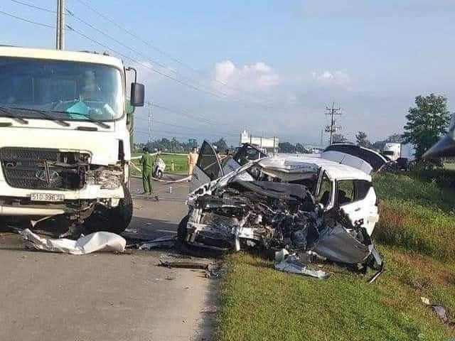 Va chạm giữa xe đầu kéo và ôtô con làm 2 người chết, 1 người bị thương ảnh 1