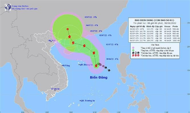 Bản đồ đường đi của bão CHABA trên biển Đông. (Ảnh: TTXVN phát) Áp thấp nhiệt đới trên Bắc Biển Đông mạnh lên thành bão số 1 ảnh 1