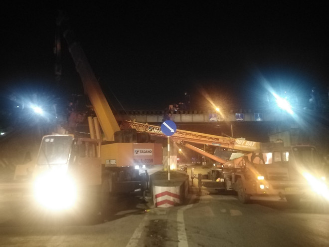 Thông tuyến Hà Nội-Hải Phòng sau sự cố ôtô chở máy xúc va cầu chui ảnh 1