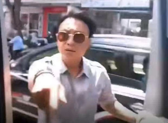 Xử lý nghiêm lái xe đi lấn làn, đòi hành hung lái xe khác ảnh 1