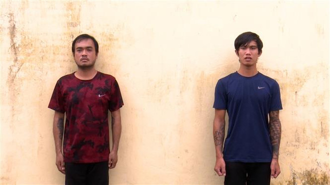 Đối tượng Lê Minh Quân (trái) và Lê Văn Vũ tại cơ quan Công an. (Ảnh: TTXVN phát) An Giang: Khởi tố hai đối tượng cướp giật tài sản của học sinh ảnh 1