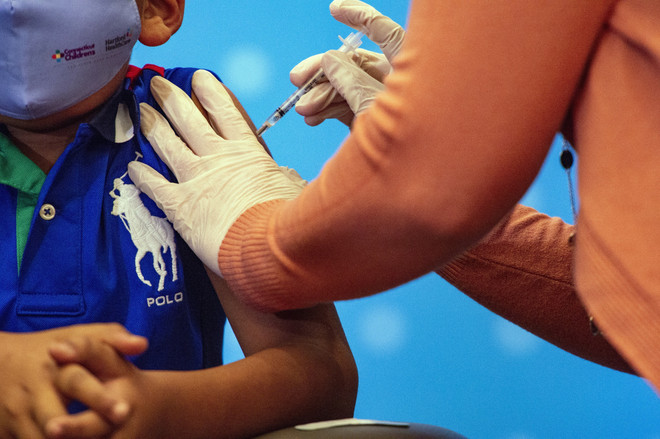 Tiêm vaccine ngừa COVID-19 cho trẻ em tại Hartford, Connecticut, Mỹ. (Ảnh: AFP/TTXVN) Nguy cơ đối với trẻ em chưa tiêm vaccine phòng ngừa COVID-19 ảnh 1