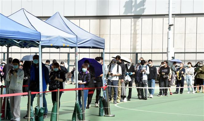Người dân xếp hàng chờ xét nghiệm COVID-19 tại Hong Kong, Trung Quốc, ngày 11/2/2022. (Ảnh: THX/TTXVN) Trung Quốc: Dịch bệnh COVID-19 đang quay trở lại Hong Kong ảnh 1