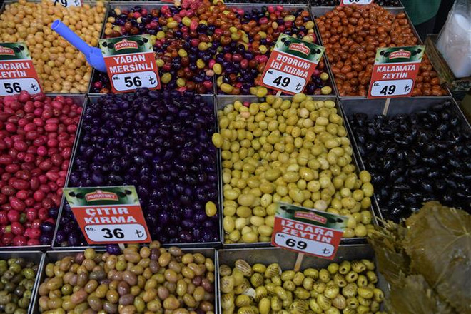 Thực phẩm được bày bán tại cửa hàng ở Istanbul, Thổ Nhĩ Kỳ, ngày 2/4/2022. (Ảnh: THX/TTXVN) Chìa khóa để đảm bảo an ninh lương thực cho toàn thế giới ảnh 2