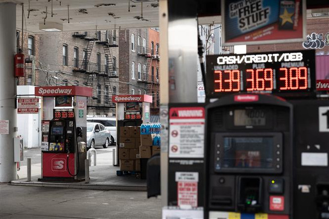 Một trạm xăng tại Queens, New York, Mỹ. (Ảnh: AFP/TTXVN) Giá dầu ghi nhận tuần đi lên bất chấp phiên giảm cuối tuần ảnh 1