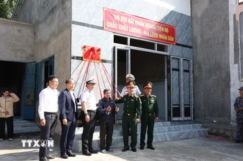 Quang cảnh lễ bàn giao nhà thuộc “Chiến dịch Quang Trung” diễn ra trang trọng tại xã Suối Hiệp sáng ngày 10/1. (Ảnh: Đặng Tuấn/TTXVN)