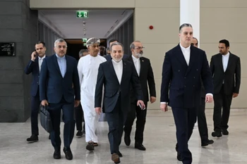 Ngoại trưởng Iran Abbas Araghchi và phái đoàn Iran tới dự vòng đàm phán với phái đoàn Mỹ tại Muscat, Oman, ngày 6/2/2026. (Ảnh: THX/TTXVN)