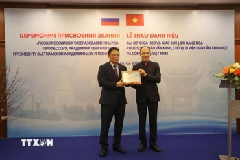 Ông Genady Stepanovich Bedzetko, Đại sứ đặc mệnh toàn quyền Liên bang Nga tại Việt Nam trao danh hiệu Đại sứ Khoa học và Giáo dục Nga cho Giáo sư, Viện sỹ Châu Văn Minh, Chủ tịch Viện Hàn lâm Khoa học và Công nghệ Việt Nam. (Ảnh: Quyết Chiến/TTXVN)