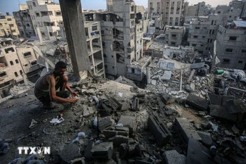 Cảnh đổ nát sau vụ không kích của Israel xuống khu vực phía Tây thành phố Gaza, ngày 4/7/2025. (Ảnh: THX/TTXVN)