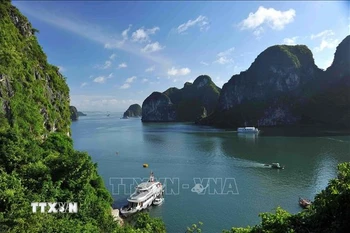 Di sản thiên nhiên thế giới Vịnh Hạ Long mang những giá trị đặc biệt, thắng cảnh thiên nhiên có một không hai trên thế giới. (Ảnh: Minh Đức/TTXVN)