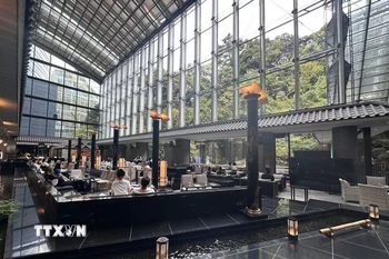 Không gian uống trà chiều sang trọng và lãng mạn của Gajoen. (Ảnh: Nguyễn Tuyến/TTXVN)