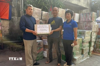 Team Tâm Thiện, thành phố Hải Phòng tiếp nhận ủng hộ của doanh nghiệp ở thành phố. (Ảnh Tiến Vĩnh/TTXVN)