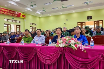 Lớp học "Bình dân học vụ số" tại điểm cầu phường Trần Lãm (tỉnh Hưng Yên) thu hút 400 cán bộ, đoàn viên và người dân tham gia. (Ảnh: Thu Hoài/TTXVN)
