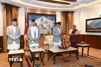 Tân Thủ tướng lâm thời Nepal Sushila Karki (phải) tuyên thệ nhậm chức sau khi được Tổng thống Ram Chandra Paudel (thứ 2, phải) bổ nhiệm, tại Kathmandu, ngày 12/9/2025. (Ảnh: THX/TTXVN)