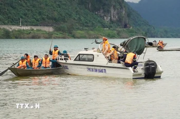 Lực lượng chức năng và người dân địa phương tích cực tìm kiếm nạn nhân mất tích. (Ảnh: TTXVN phát)