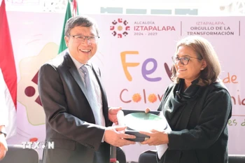 Đại sứ Việt Nam tại Mexico Nguyễn Văn Hải, Chủ tịch Ủy ban ASEAN tại Mexico tặng quà lưu niệm cho Thị trưởng quận Iztapalapa Aleida Alavez Ruiz. (Ảnh: Phi Hùng/TTXVN)