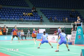 Các tay vợt tranh tài ở các trận vòng loại. (Ảnh: Thái Hùng/TTXVN)